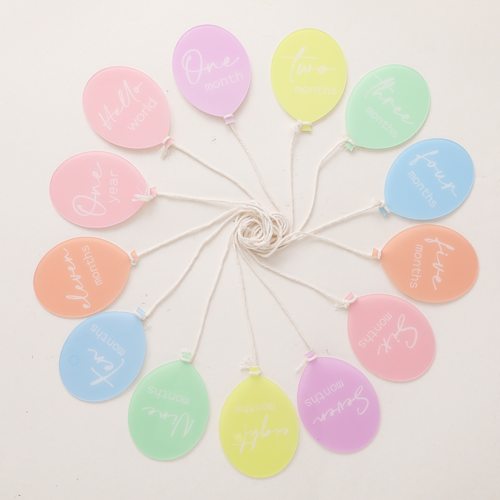 Baby Nursery Age - 13個のアクリルバルーンベビーマイルストーン、1～11ヶ月の写真小道具、新生児年齢マーカー、保育園の装飾、ベビーマイルストーンシャワーギフト